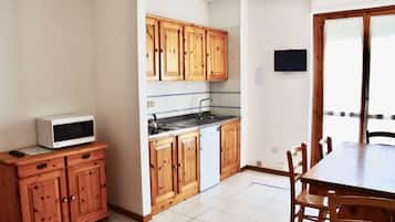 Fridge, microwave, stovetop, cookware/dishes/utensils