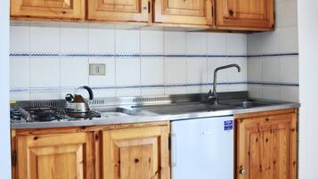 Kühlschrank, Mikrowelle, Herdplatte, Toaster