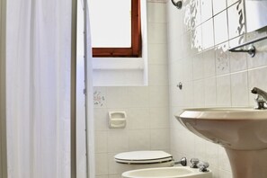 Shower, hair dryer, bidet, towels - Three-room apartment of approximately 43 m2 composed of a living room, kitchenette with fridge, microwave and electric hobs, double sofa bed and balcony equipped with table and chairs.Two double or twin bedrooms, bathroom with shower.Endowed of:- Air con (Alghero)