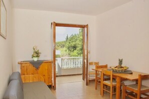 Interior - Three-room apartment of approximately 43 m2 composed of a living room, kitchenette with fridge, microwave and electric hobs, double sofa bed and balcony equipped with table and chairs.Two double or twin bedrooms, bathroom with shower.Endowed of:- Air con (Alghero)