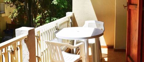 تناول الطعام بالخارج