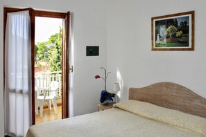 2 bedrooms, WiFi, bed sheets - Three-room apartment of approximately 43 m2 composed of a living room, kitchenette with fridge, microwave and electric hobs, double sofa bed and balcony equipped with table and chairs.Two double or twin bedrooms, bathroom with shower.Endowed of:- Air con (Alghero)