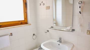 Doccia, asciugacapelli, bidet, asciugamani