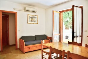 TV - Two-room apartment of approximately 29 m2 composed of a living room, kitchenette with fridge, microwave oven and electric hobs, double sofa bed and balcony equipped with table and chairs.Twin or double bedroom, bathroom with shower.Endowed of:- Air condi (Alghero)