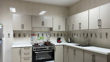 Design-huoneisto, 2 makuuhuonetta | Yksityinen keittiö | Vedenkeitin