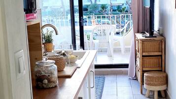 Micro-ondes, cafetiĂšre/bouilloire, grille-pain