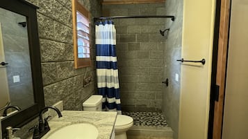 Chuveiro, secador de cabelo, toalhas de banho, sabonete