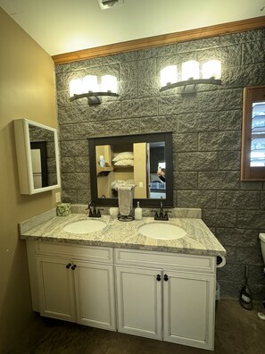 Bruser, hårtørrer, håndklæder, Sæbe