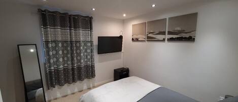 3 bedrooms, iron/ironing board, free WiFi, bed sheets