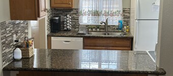 Cozy Lake Stevens family bungalow: peaceful & quiet with a serene backyard. 