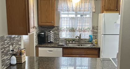 Cozy Lake Stevens family bungalow: peaceful & quiet with a serene backyard.