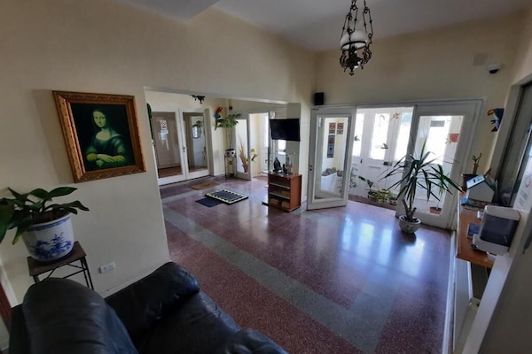 32-tommers LED-tv med kabelkanaler