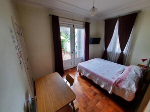 Premium bedding, desk, laptop workspace, soundproofing - Residencial Metro Republica Santiago (Santiago)