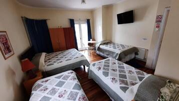 Bộ đồ giường cao cấp, bàn, khu vực làm việc phù hợp cho laptop