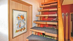 Una scala in legno con un quadro incorniciato appeso al muro.