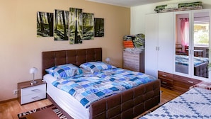 A bedroom with a large bed, a wardrobe, a desk, and a mirror. - Gorgeous apartment in Lychen with sauna (Lychen)
