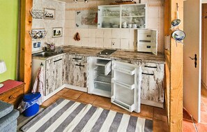 Kühlschrank, Mikrowelle, Herdplatte, Wasserkocher mit Kaffee-/Teezubehör