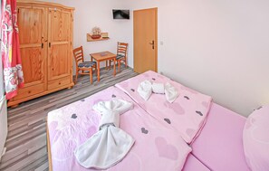1 bedroom, bed sheets