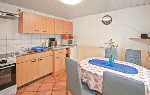 Fridge, microwave, oven, stovetop - Ferienhaus Lubmin (Seebad) (Lubmin (Seebad))
