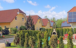 Outdoor dining - 3 bedroom stunning home in Verchen (Verchen)