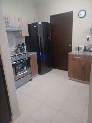 ثلاجة، فرن، موقد طهي مسطح، ماكينة لصنع القهوة/الشاي