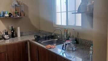 Fridge, oven, stovetop, coffee/tea maker