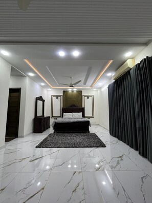 4 bedrooms, iron/ironing board, WiFi, bed sheets