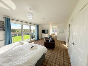 4 室のベッドルーム、アイロン / アイロン台、WiFi (無料)、ベッドシーツ