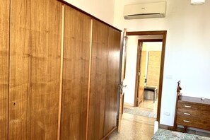 A room with a wooden wardrobe, a desk, and a dresser. - P027 - Porto Recanati, three-room apartment in the center with sea view (Porto Recanati)