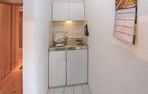 Kjøleskap, kokeplater og kaffetrakter/tekoker