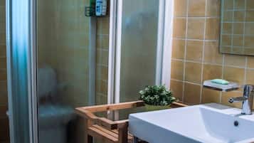 Shower, bidet, towels