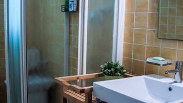 Shower, bidet, towels