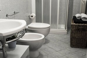 Doccia, bidet, asciugamani
