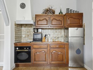 Fridge, microwave, oven, coffee/tea maker