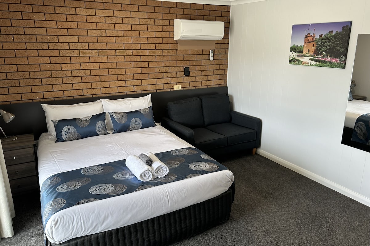 Superior Suite | Peralatan tempat tidur premium, langsir/tirai gelap terus 