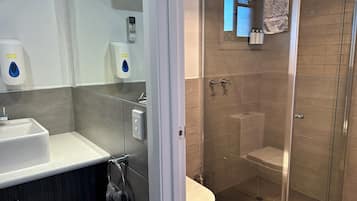 Superior kamer, 1 kingsize bed | Badkamer | Een douche, een hydromassagedouche, een haardroger, handdoeken