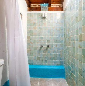 Basic Cabin | Bathroom | Towels, toilet paper - Hippie Ranch  Cabaña en borde de lago (Valle de Bravo)