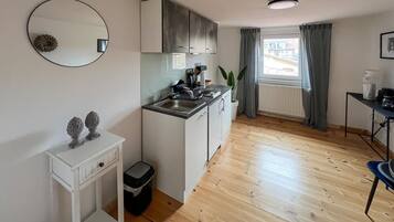 Fridge, stovetop, coffee/tea maker