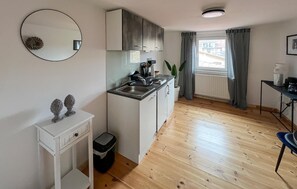 Fridge, stovetop, coffee/tea maker