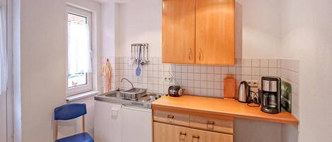 Een koelkast, een kookplaat