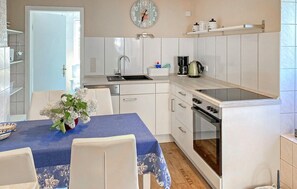 Fridge, microwave, oven, stovetop - Ferienwohnung Meesiger (Meesiger)