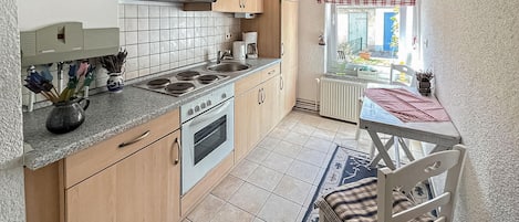 Réfrigérateur, un four, surface de cuisson