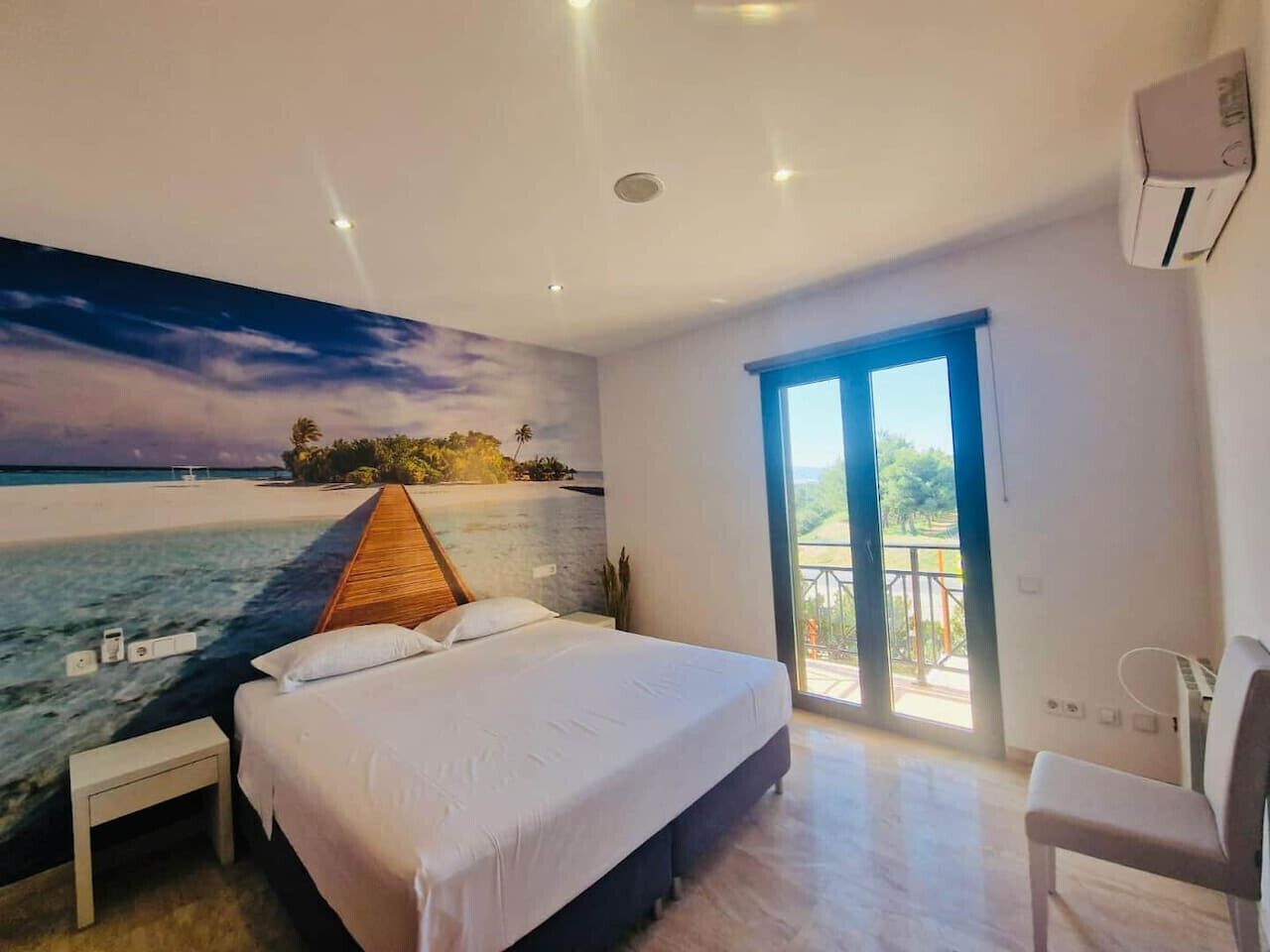 Tabla de planchar con plancha, wifi, ropa de cama