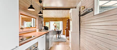 Kühlschrank, Geschirrspüler, Wasserkocher mit Kaffee-/Teezubehör