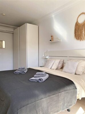 3 slaapkamers, een strijkplank/strijkijzer, reisbedje, wifi