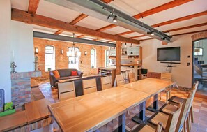 TV, caminetto, lettore DVD, impianto stereo