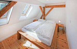 3 bedrooms, travel crib, free WiFi, bed sheets