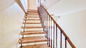 Un escalier avec des marches en bois et des rampes en métal.
