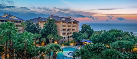 Alberca al aire libre y alberca climatizada