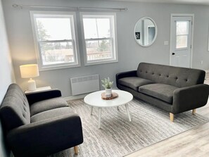 Smart TV, fireplace, DVD player, books - Serene Prince Edward Island Getaway

 (Rocky Point)